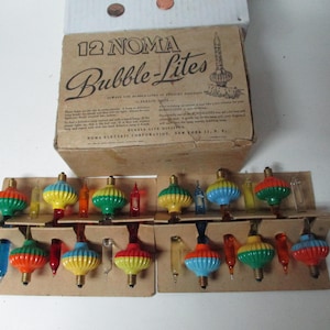 Może przedstawiać: Rustykalny drewniany znak z napisem "Welcome to our home" w stylu ręcznym. Znak ma postarzaną powierzchnię i prosty, zachęcający design, idealny na ganek lub do wejścia.