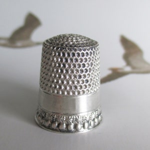 antique silver thimble 1920 solid sterling thimble NO monogram/engraving pretty scrolling design size 8 hallmarked STERLING