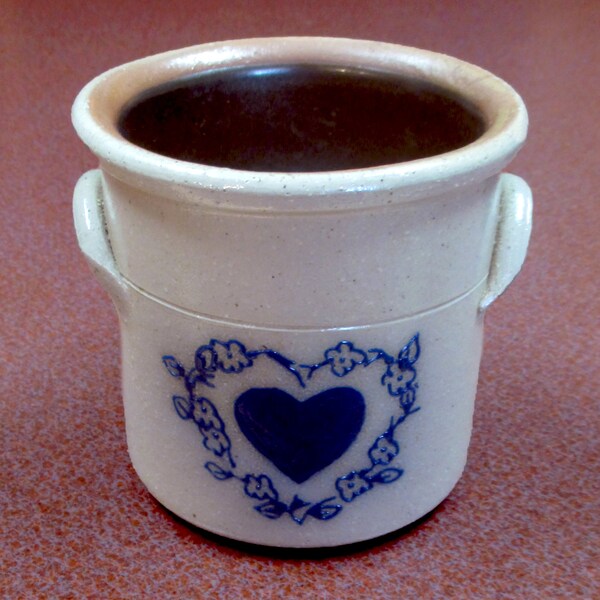 Salmon Falls Stoneware crock pot 4.5 inch tall Heart pattern motif Dover New Hampshire salt glazed cobalt blue decorated pottery