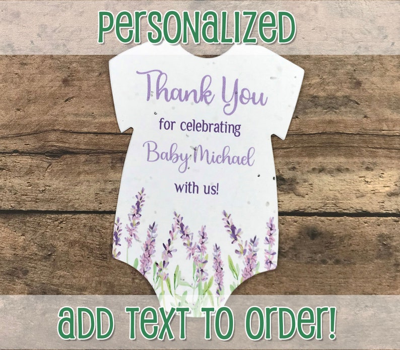 K&ouml;nnte beinhalten: Wei&szlig;e Papierkarte in Form eines Baby-Bodys mit Lavendelbl&uuml;ten und dem Text "Vielen Dank, dass Sie Baby Michael mit uns feiern!"  Text zum Bestellen hinzuf&uuml;gen!
