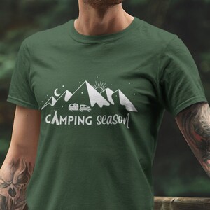 Camping seizoen Unisex t-shirt, Happy camper shirt, The great outdoors shirt, Nature adventure shirt, Camper van shirt, Hiking shirt voor mannen