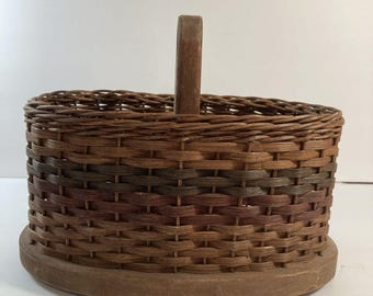 Cesta vintage de madera con listones, base y asa de madera, laterales tejidos, dos tonos.