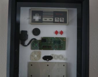 Mando de Nintendo: vista interior, marco negro y caja con sombras (NES original)