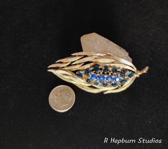 1960s Blue and Gold Signed Lisner Brooch - image 7