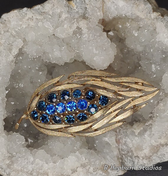 1960s Blue and Gold Signed Lisner Brooch - image 1