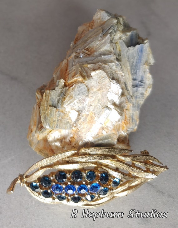 1960s Blue and Gold Signed Lisner Brooch - image 6