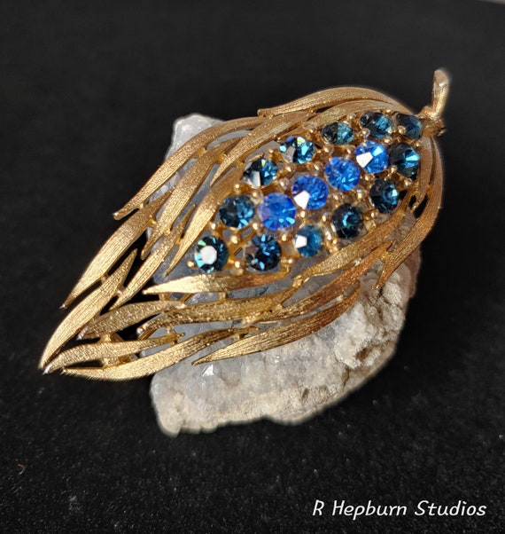 1960s Blue and Gold Signed Lisner Brooch - image 4