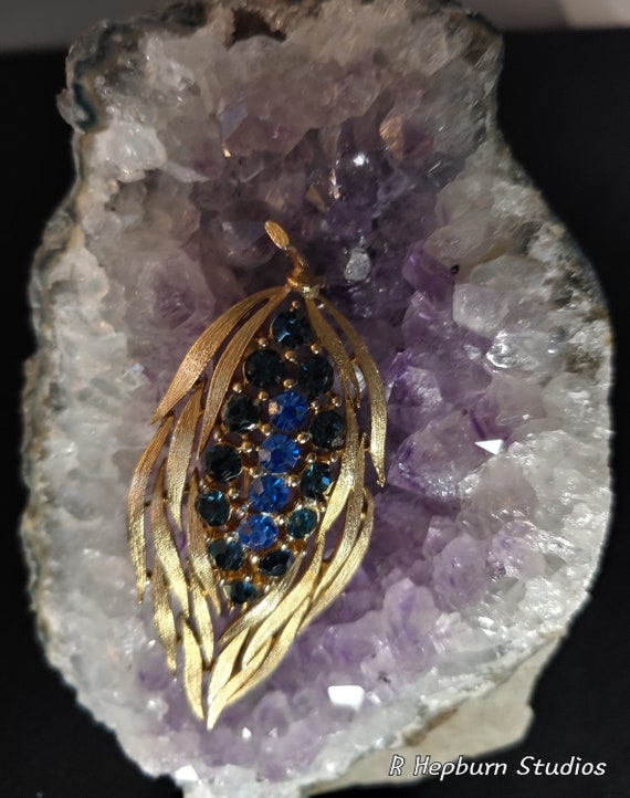 1960s Blue and Gold Signed Lisner Brooch - image 3