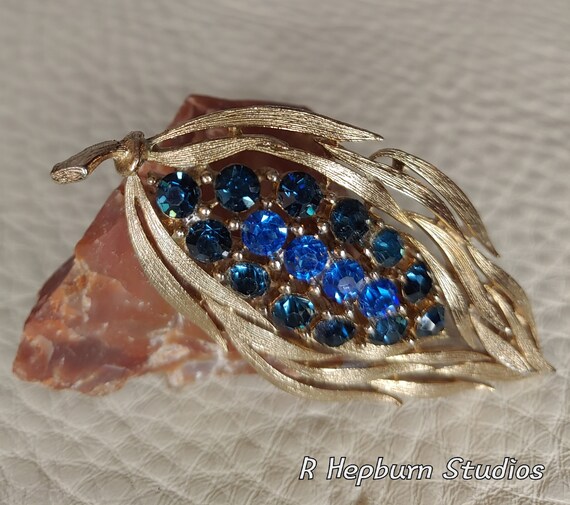 1960s Blue and Gold Signed Lisner Brooch - image 2