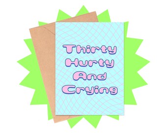 Op de afbeelding: Een lichtblauwe kaart met een roze en blauw rasterpatroon. De tekst "Thirty Hurty And Crying" is geschreven in roze en blauwe letters.