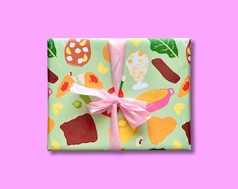 Puede incluir: Un regalo envuelto con papel verde claro decorado con ilustraciones de alimentos, incluyendo costillas, macarrones con queso y helado. Está atado con un lazo rosa. El fondo es de color morado liso.