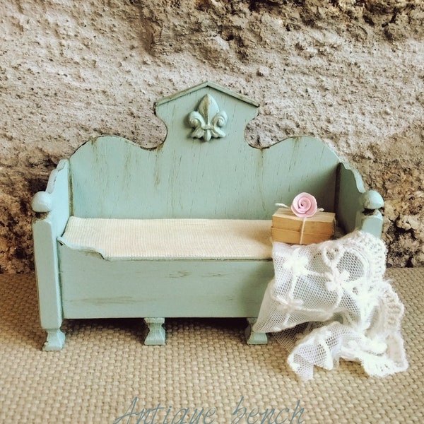 Canapé banc miniature style ancien, lit de repos pour maison de poupée, canapé banc miniature, meubles de maison de poupée, banc gustavien miniature bleu