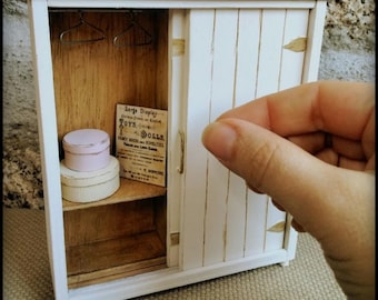 Armario de casa de muñecas, armario en miniatura, dormitorio con muebles de una pulgada, puertas corredizas para armario