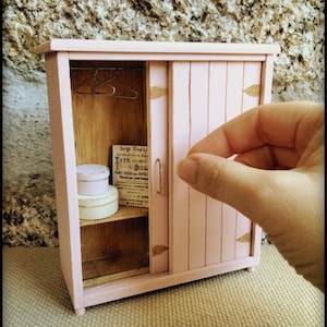 Puppenhaus Kleiderschrank Rosa, Schrank Miniatur Schrank, One-Zoll-Möbel Schlafzimmer, Kleiderschrank Schiebetüren