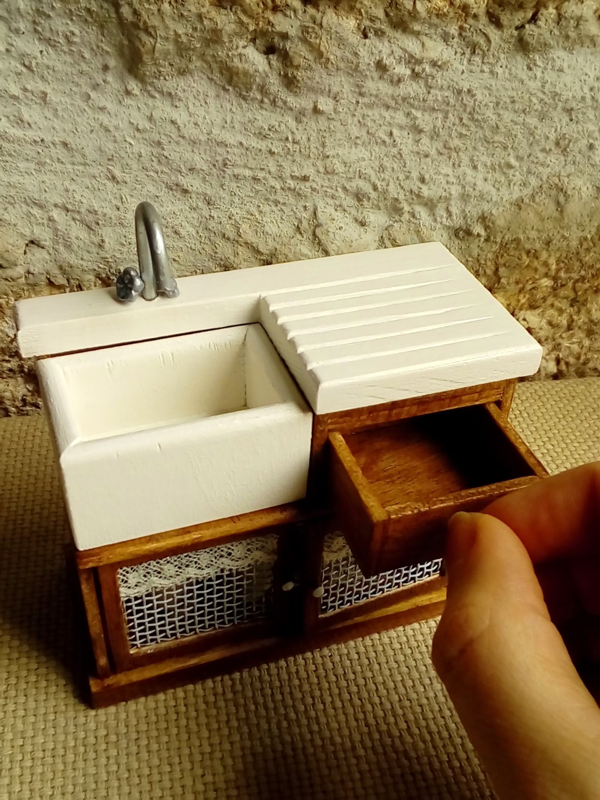 Meuble d'évier de cuisine miniature en bois bleu avec échelle 1:12 Meuble d'évier de cuisine miniature en bois bleu avec échelle 1:12