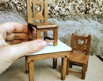 Set di tavolo e sedie per casa delle bambole, mobili da cucina in miniatura da un pollice, tavolo da pranzo in legno a forma di cuore