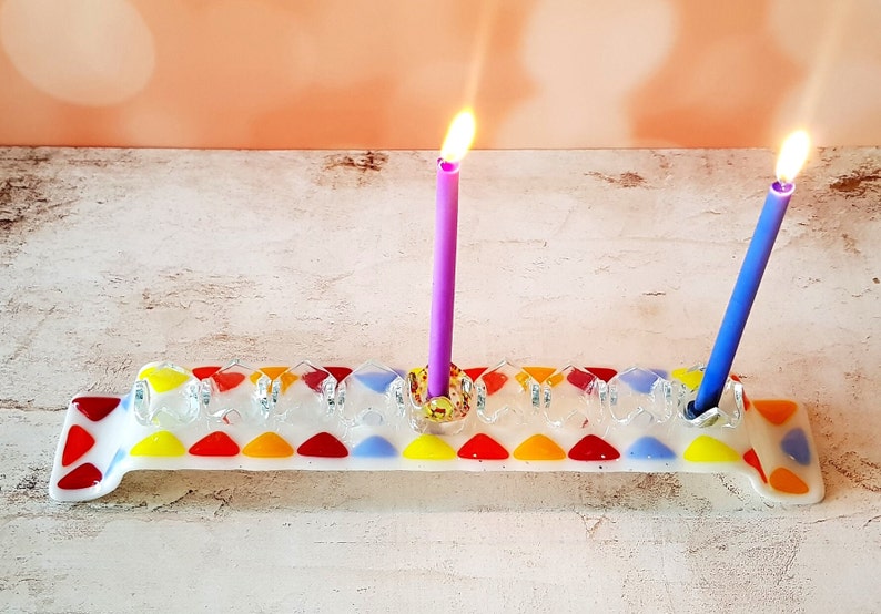 Menorah blanche en verre fusionné avec chandeliers colorés, cadeau de Hanoukka, cadeau de pendaison de crémaillère juive image 3