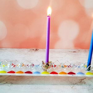 Menorah blanche en verre fusionné avec chandeliers colorés, cadeau de Hanoukka, cadeau de pendaison de crémaillère juive image 5