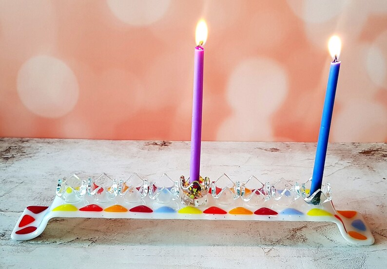 Menorah blanche en verre fusionné avec chandeliers colorés, cadeau de Hanoukka, cadeau de pendaison de crémaillère juive image 5