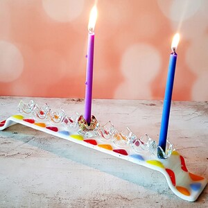 Menorah blanche en verre fusionné avec chandeliers colorés, cadeau de Hanoukka, cadeau de pendaison de crémaillère juive image 9