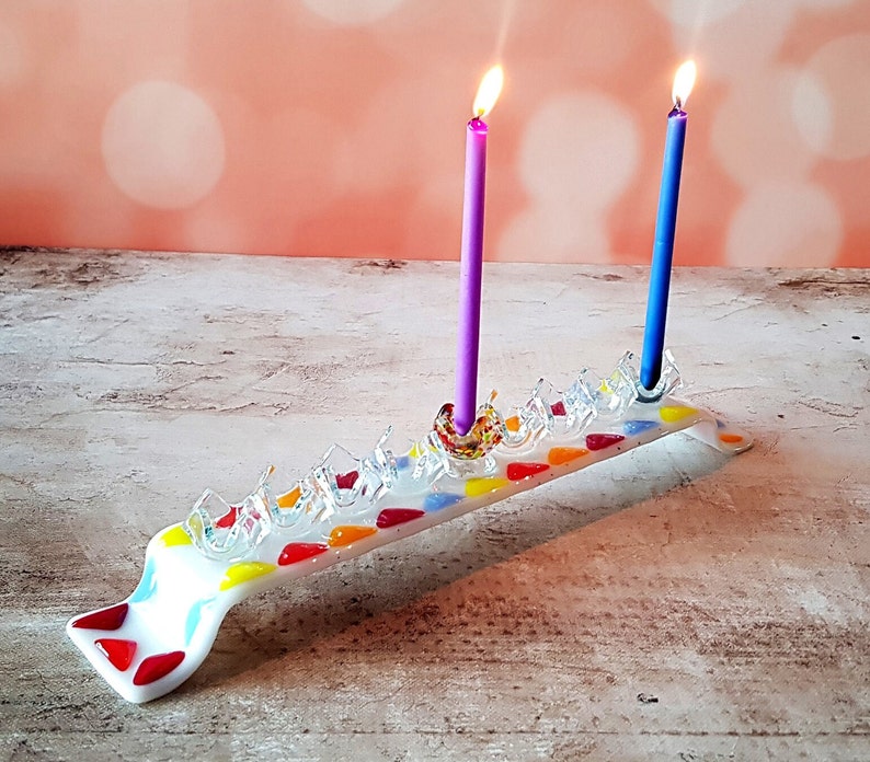 Menorah blanche en verre fusionné avec chandeliers colorés, cadeau de Hanoukka, cadeau de pendaison de crémaillère juive image 7