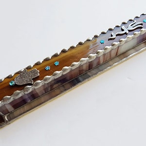 Handgemachter Brauner Mesusa-Kasten-Glasmalerei mit Hamsa, Jedaica Wohndekor, Jüdische Hochzeitsgeschenke