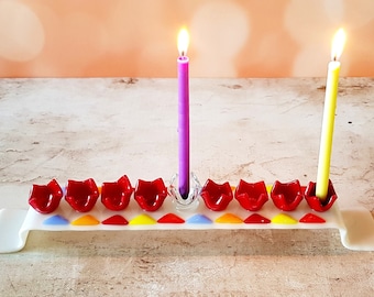 Menorah in vetro fuso bianco con candelieri colorati, regalo di Hanukkah, regalo ebraico di inaugurazione della casa