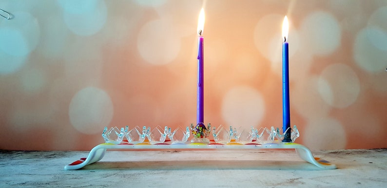 Menorah blanche en verre fusionné avec chandeliers colorés, cadeau de Hanoukka, cadeau de pendaison de crémaillère juive image 1