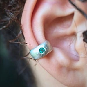 Ear Cuff de Plata con Esmeralda – Hecho a Mano – Sin Perforación – Joya Minimalista y Unisex