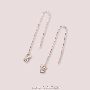 Puede incluir: Un par de pendientes colgantes de oro rosa con un peque&ntilde;o dije en forma de diamante en la parte inferior de cada pendiente. Los dijes est&aacute;n cubiertos de peque&ntilde;os diamantes de imitaci&oacute;n transparentes.