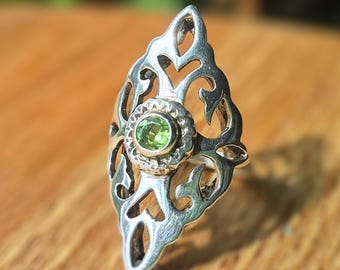 Anillo de turmalina verde hecho a mano
