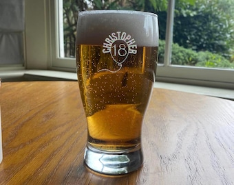 18歳の誕生日に刻印入りパイントグラス：パーソナライズされたビールギフト