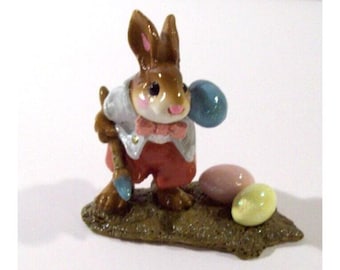 1999 Wee Forest Folk Busy Bunny Figurine, Annette Petersen B-14, Burgundy Shorts