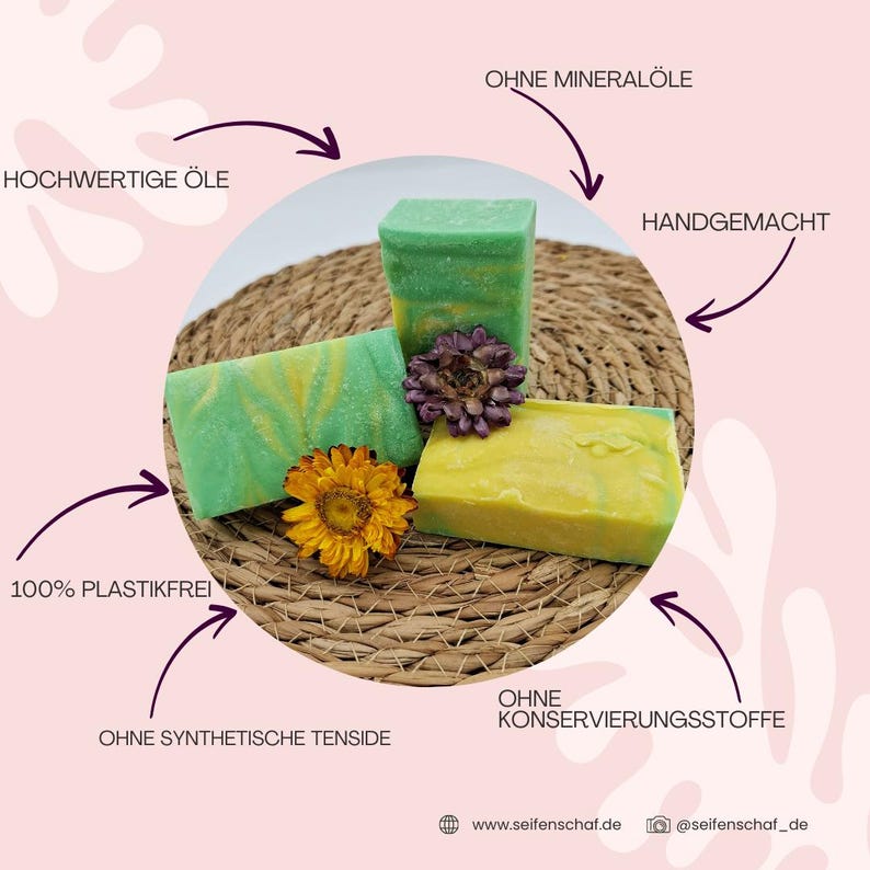 以下が含まれることがあります： 編まれたマットの上に置かれた、手作り石鹸が3つ。石鹸は緑と黄色の渦巻き模様。石鹸は高品質なオイルで作られており、鉱物油、防腐剤、合成界面活性剤不使用とラベル付けされています。