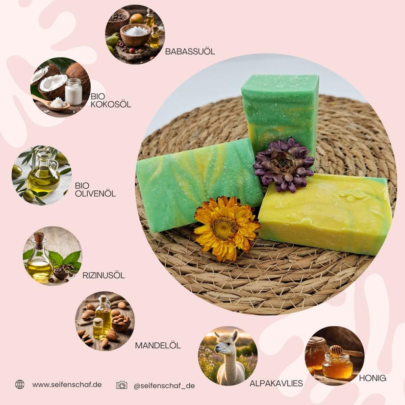 以下が含まれることがあります： 緑と黄色の渦巻き模様のハンドメイド石鹸が3つ。石鹸は、花と他の材料が敷物に沿って小さな円形に配置された、織り込まれた敷物の上に置かれています。材料には、ココナッツオイル、オリーブオイル、アーモンドオイル、ババスオイル、ヒマシ油、ハチミツが含まれています。