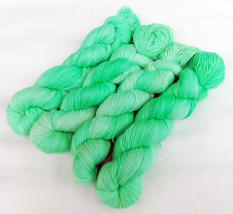 handdyed 75 Wool 25 Polyamid 100g 3.5 oz SPEARMINT SockYarn