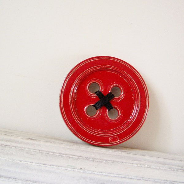 Escultura de pared de botón rojo, colgante de pared de arcilla de loza de botón escarlata con hilo de lana, botón de cerámica para la pared
