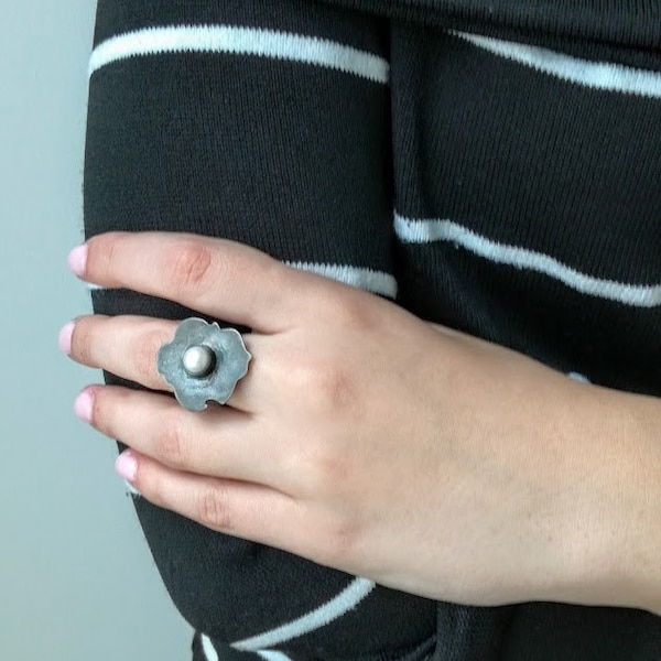 Anillo de plata hipster, anillo de plata oxidada con blanco, perla de agua dulce, anillo de piedra blanca de plata negra, anillo de declaración de plata boho,