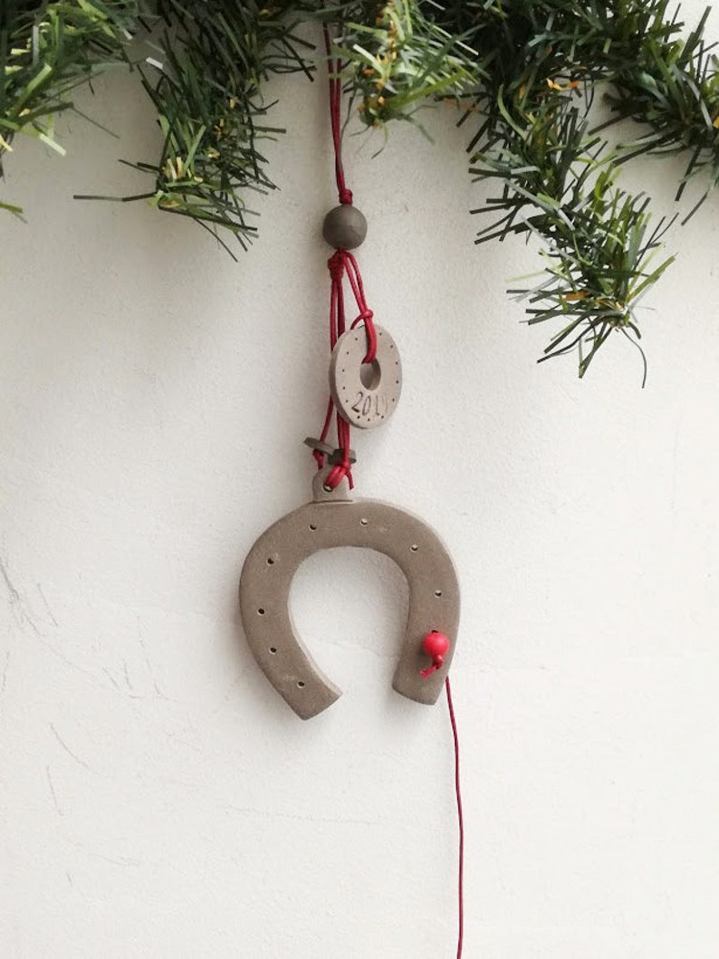 New Year good luck horse shoe ornament with 2019 year charm stoneware high fire \u03ba\u03b5\u03c1\u03b1\u03bc\u03b9\u03ba\u03cc \u03c0\u03ad\u03c4\u03b1\u03bb\u03bf \u03b3\u03bf\u03cd\u03c1\u03b9 2019 Horse shoe ceramic ornament
