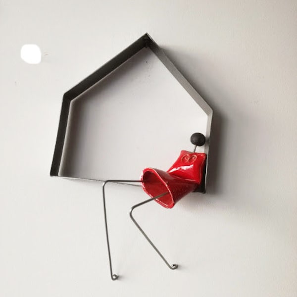 Sculpture de maison et de figure, sculpture murale de maison en métal minimaliste avec figurine assise, objet d'art de maison en métal à figure rouge