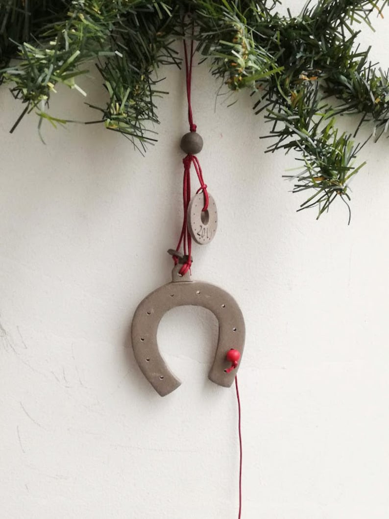 New Year good luck horse shoe ornament with 2019 year charm stoneware high fire \u03ba\u03b5\u03c1\u03b1\u03bc\u03b9\u03ba\u03cc \u03c0\u03ad\u03c4\u03b1\u03bb\u03bf \u03b3\u03bf\u03cd\u03c1\u03b9 2019 Horse shoe ceramic ornament