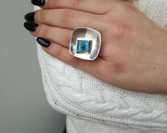 Quadratischer Top Ring, Silberring mit quadratischem Oberteil und blauer Harzmitte, Avantgarde, Statement Ring, moderner Massiver, Sterling Silber Ring