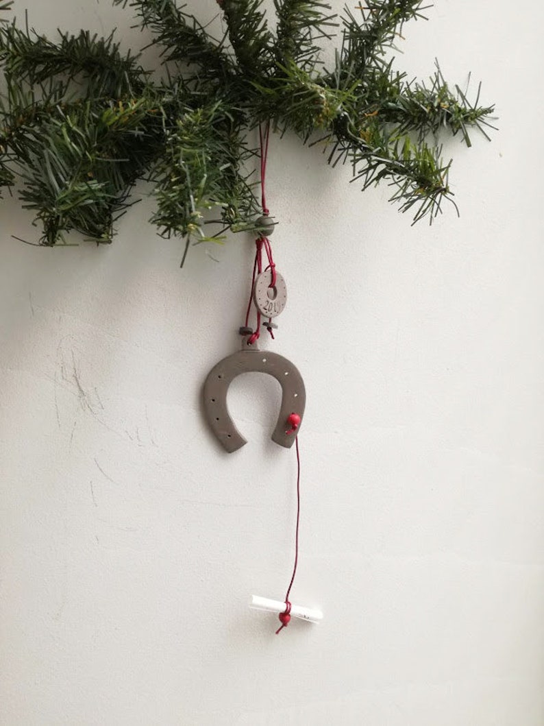 New Year good luck horse shoe ornament with 2019 year charm stoneware high fire \u03ba\u03b5\u03c1\u03b1\u03bc\u03b9\u03ba\u03cc \u03c0\u03ad\u03c4\u03b1\u03bb\u03bf \u03b3\u03bf\u03cd\u03c1\u03b9 2019 Horse shoe ceramic ornament