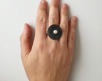 Black silver ring, oxidised silver ring with white, sweet water pearl, black silver white stone ring, minimalsit silver statement ring