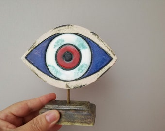 Keramisch oogsculptuur, rood blauw oog staande op keramische voet, modern minimalistisch oogdecor