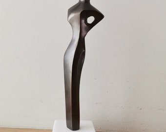 Scultura di figura astratta, ottone massiccio, estetica minimalista bruta, figura di donna in ottone ossidato su marmo