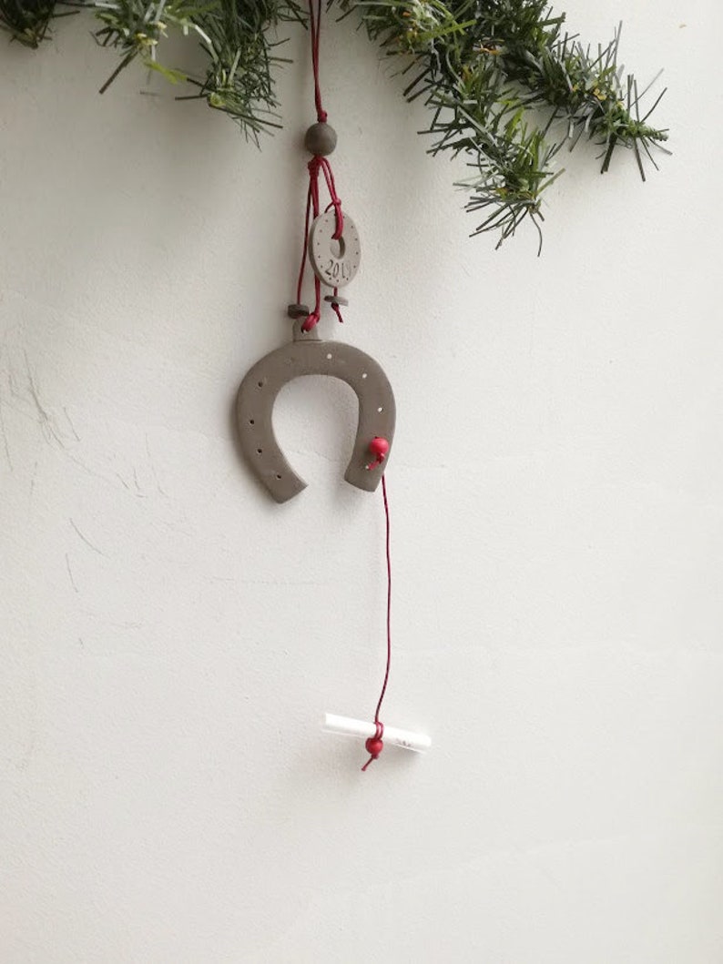 New Year good luck horse shoe ornament with 2019 year charm stoneware high fire \u03ba\u03b5\u03c1\u03b1\u03bc\u03b9\u03ba\u03cc \u03c0\u03ad\u03c4\u03b1\u03bb\u03bf \u03b3\u03bf\u03cd\u03c1\u03b9 2019 Horse shoe ceramic ornament