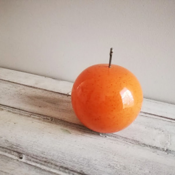 Sculpture orange en céramique, fruit orange en orange vif, terre cuite orange avec tige en métal noir