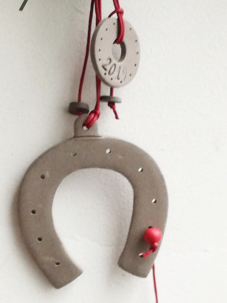 New Year good luck horse shoe ornament with 2019 year charm stoneware high fire \u03ba\u03b5\u03c1\u03b1\u03bc\u03b9\u03ba\u03cc \u03c0\u03ad\u03c4\u03b1\u03bb\u03bf \u03b3\u03bf\u03cd\u03c1\u03b9 2019 Horse shoe ceramic ornament