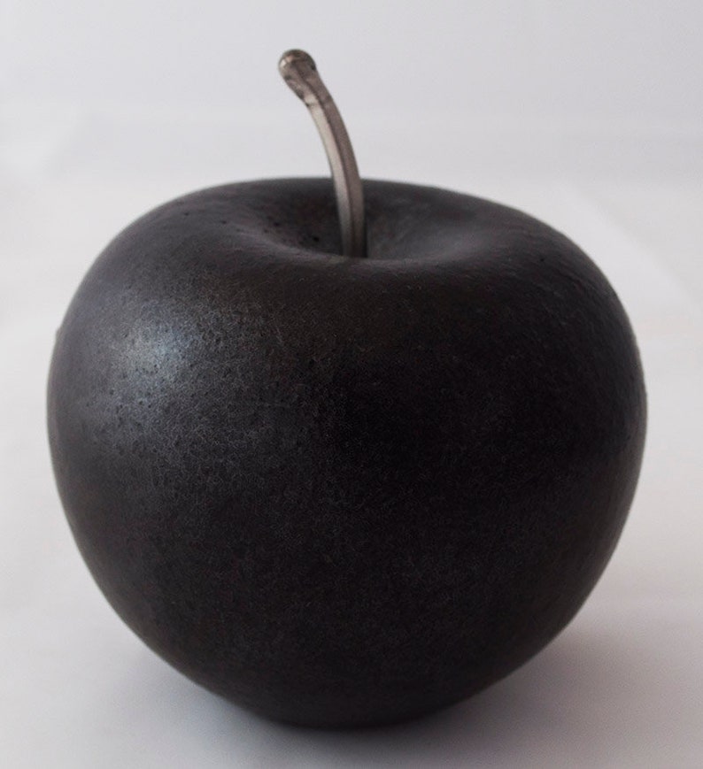 Есть черные яблоки. Черное яблоко. Яблоко с черной мякотью. Яблоко черный Алмаз.